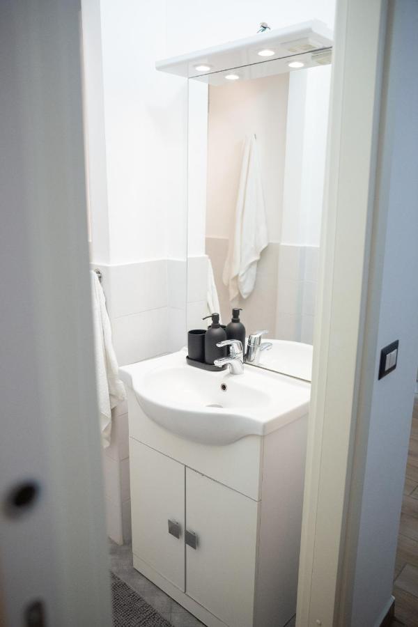 Sweet House Navigli Apartment มิลาน ภายนอก รูปภาพ
